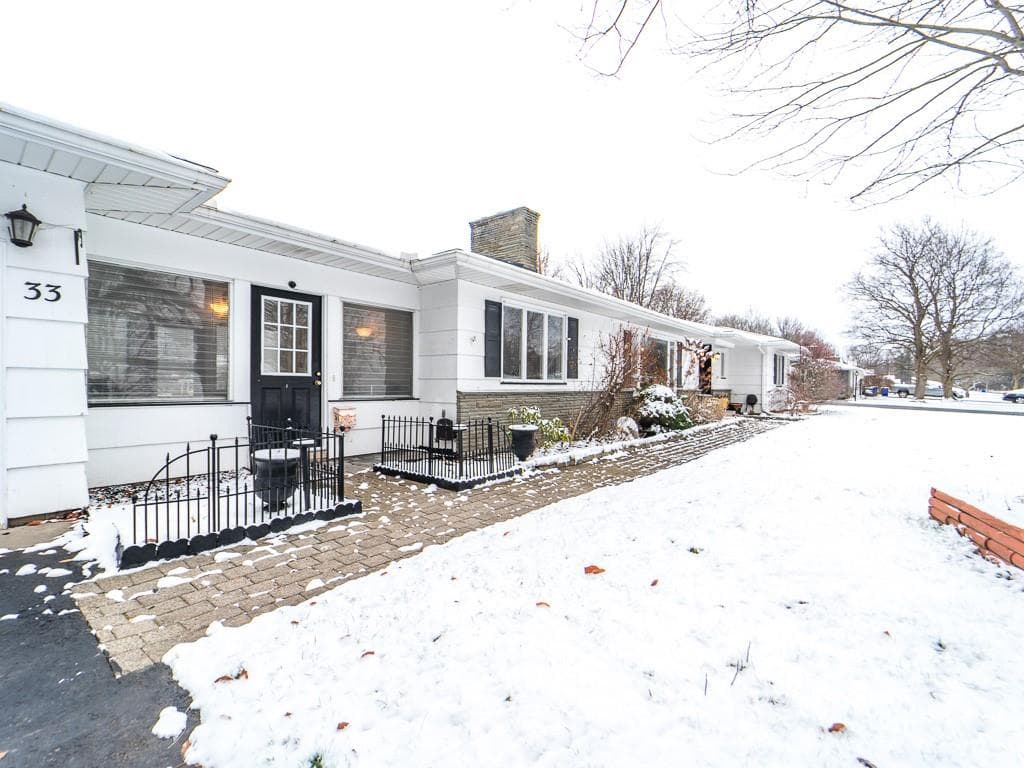 33 Greenbriar Drive, Gates