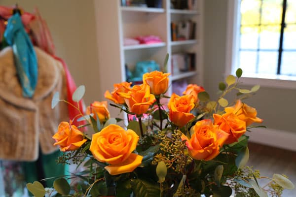 Fresh roses add femininity to this woman’s dressing room.